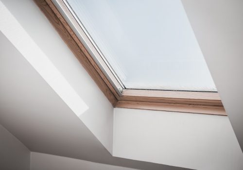 White ceiling with a magnificent panoramic window, which not only adds originality, but also allows you to enjoy bright sunlight in the room.