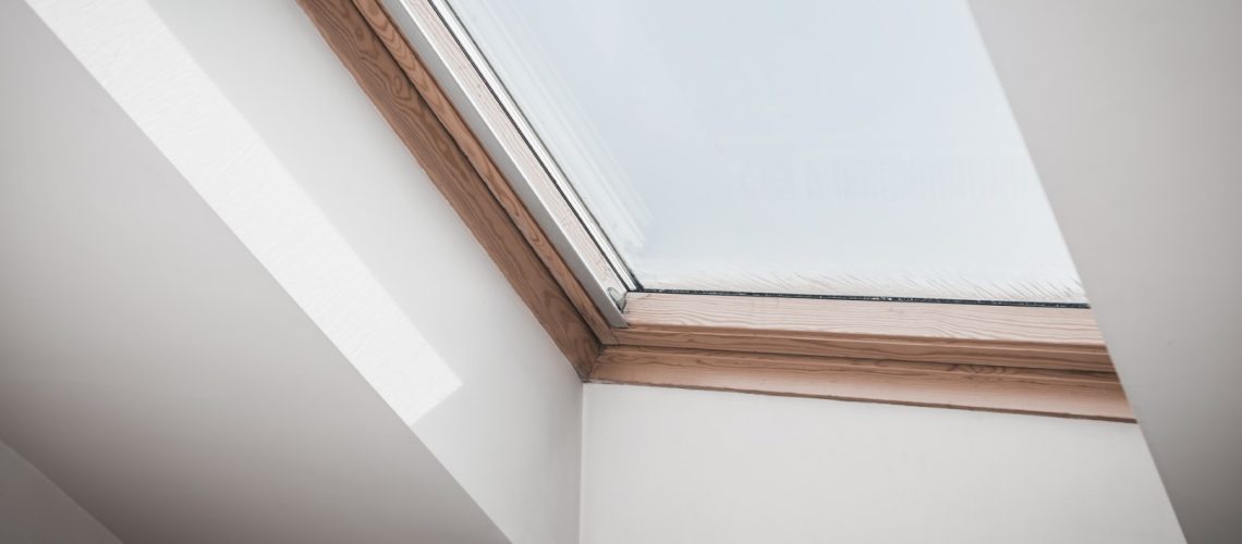 White ceiling with a magnificent panoramic window, which not only adds originality, but also allows you to enjoy bright sunlight in the room.